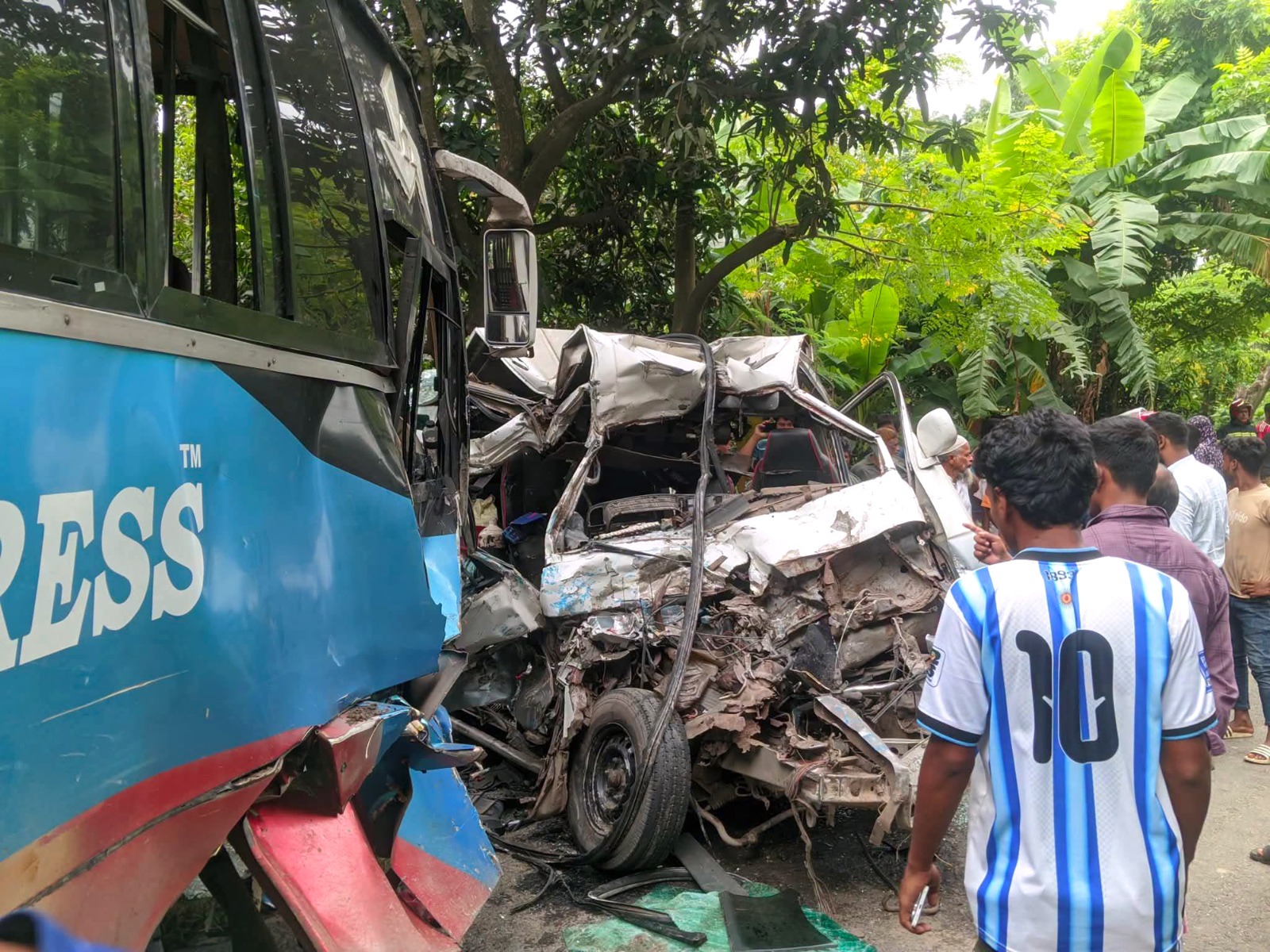 আতাইকুলায় লাশবাহী অ্যাম্বুলেন্স-বাস মুখোমুখি সংঘর্ষে নিহত ২